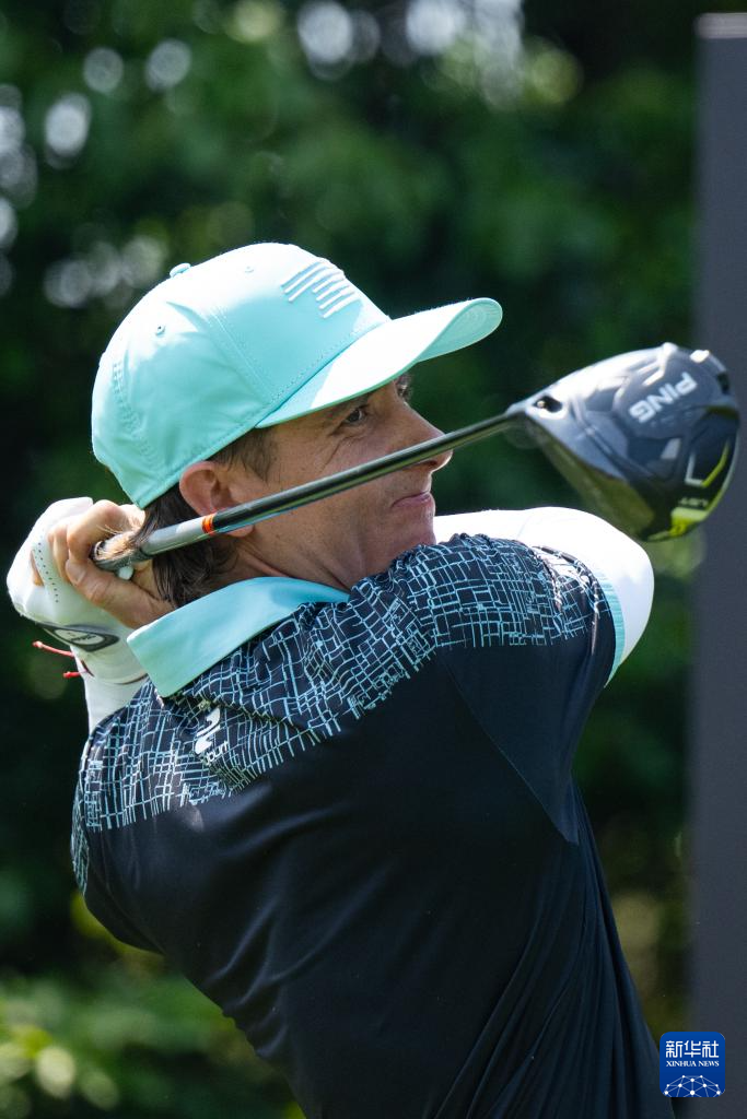 高尔夫选手刷新世界纪录，震撼全场