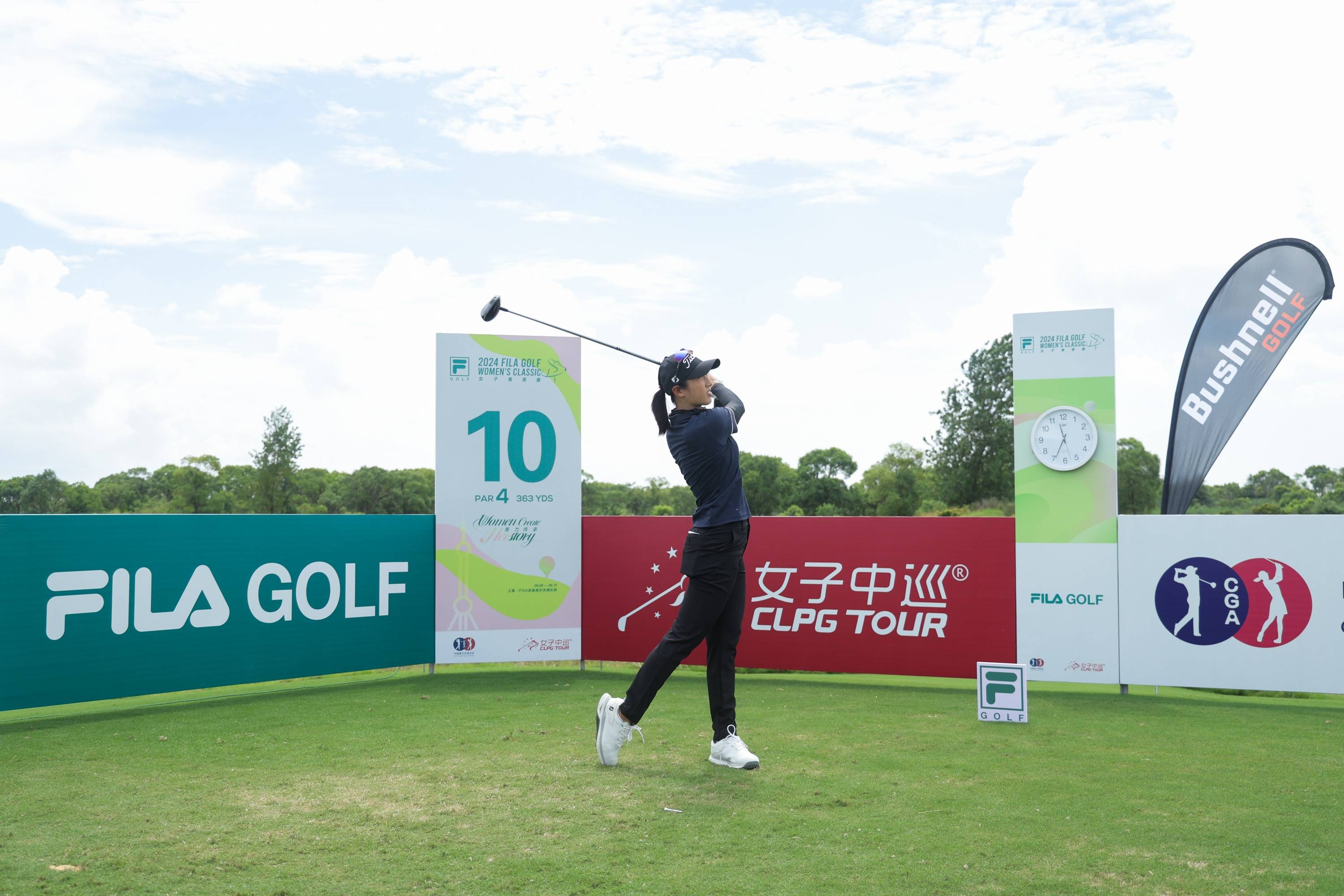 高尔夫选手刷新世界纪录，震撼全场