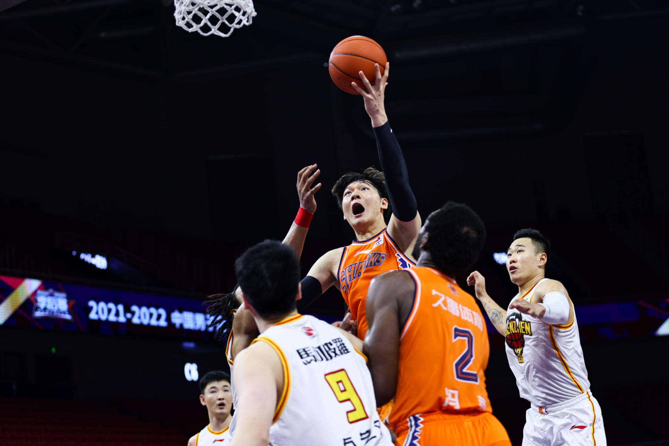 雄鹿鏖战青岛队，王哲林高光表现